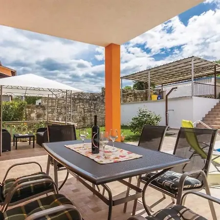 Mari House Holiday home *